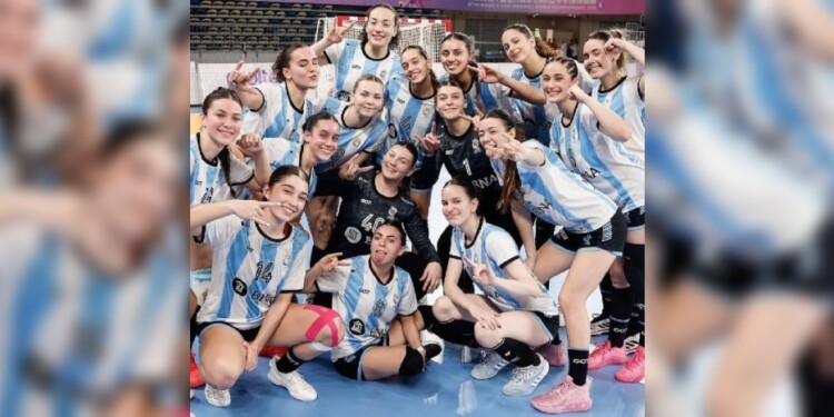 FESTEJO. Las Juveniles de Argentina, felices con la victorias ante Groenlandia y China Taipei.