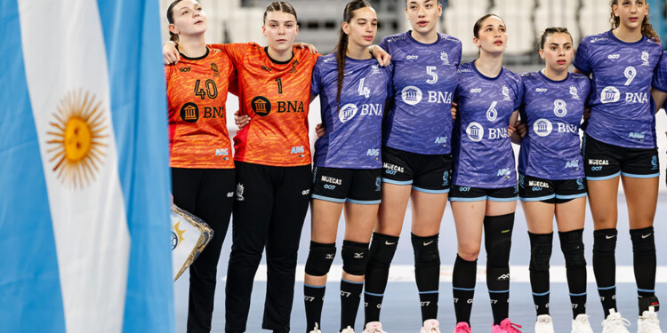 EL MOMENTO DEL HIMNO. La montecarlense Mara López, con la 5. (Gentileza IHF/Kolektiff)