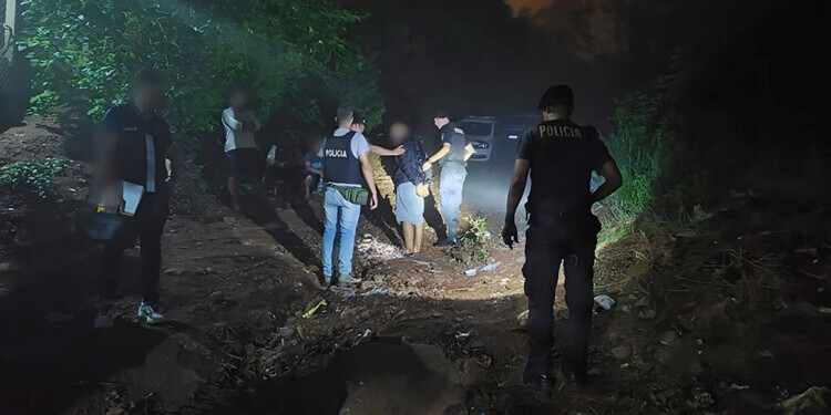 BAJADA AL RÍO. El acusado fue detenido en una zona de monte cerca de la costa, donde había varias canoas.