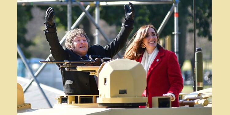 MENSAJE. El Presidente y su Vice en un tanque de guerra durante el desfile militar del 9 de julio pasado.