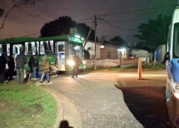 Posadas: mujer se cayó al bajar de un colectivo y tuvo que ser asistida