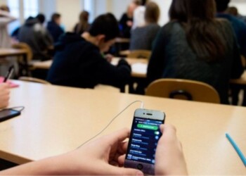 Los estudiantes de escuelas porteñas no podrán usar celulares en el aula