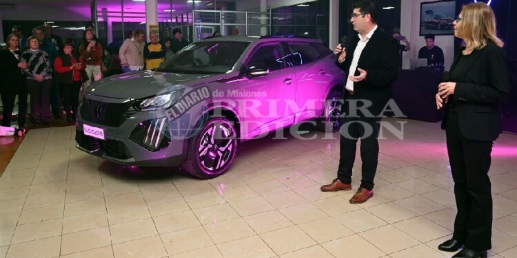 ANFITRIONES. La directora a cargo de la Gerencia General, Mónica Carvallo, dio la bienvenida mientras que el gerente de Comercialización y Ventas, Javier Esquivel, se ocupó de brindar las especificaciones técnicas del Peugeot 2008.