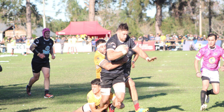 FINAL. Ataca Taragüy, tacklea CURNE y el árbitro misionero Leandro Péker sigue de cerca la acción del juego. (Foto: gentileza Diario El Litoral de Corrientes)