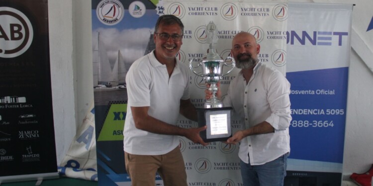 BICAMPEONES. Los tripulantes de Clericó con la codiciada Copa Challenger. / Foto A. Ramírez