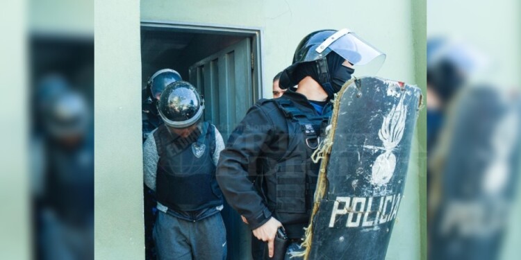 MARTES 30 DE JULIO. Aguirre Chais se retira escoltado del Juzgado de Instrucción 1 tras negarse a ser indagado.