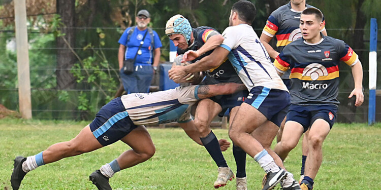FRENADO. Manuel Benítez intenta progresar, pero es contenido por el doble tackle rival. CAPRI sumó otra derrota.