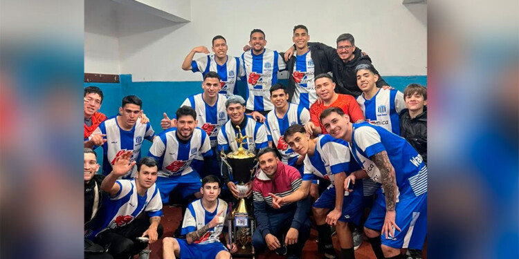 PARA LA HISTORIA. Ocampos (arriba, a la derecha) y los jugadores de San Martín, tras la consagración en la Liga. (Gentileza C. Reble)