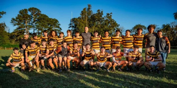 DALE CAMPEÓN. Jugadores y staff del M-17 de Tacurú celebran luego de proclamarse campeones del Oficial./ Foto: Club Tacurú