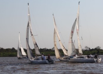 La regata Asunción-Corrientes arrancó con buenos vientos
