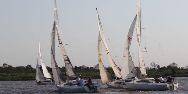 VELAS DESPLEGADAS. Los veleros iniciaron ayer la tradicional travesía./ Foto A. Ramírez