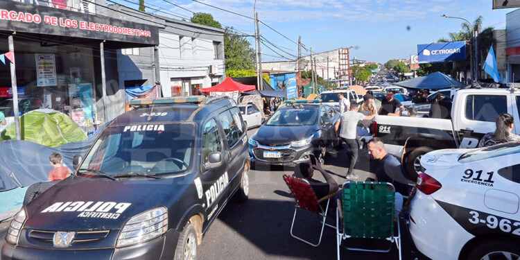 EL MÓVIL DE LA POLÉMICA. La utilitaria de Criminalística llevada a la manifestación de la avenida Uruguay volvió al eje de la investigación judicial con el ex efectivo policial que está detenido por la muerte de un chofer de Uber.