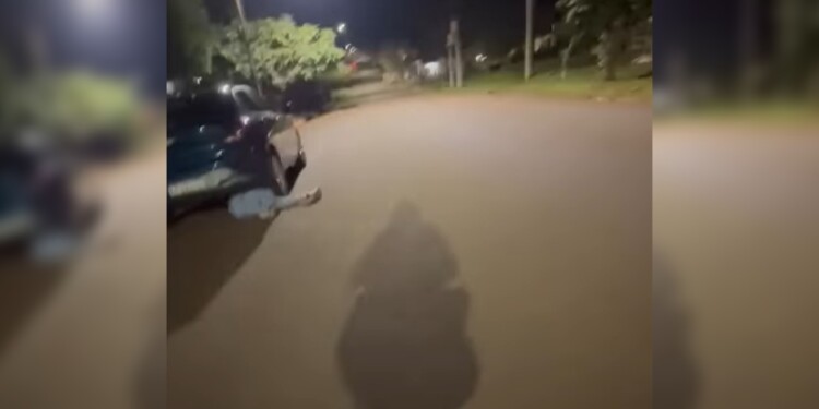 HERIDO. La víctima quedó bajo un vehículo que estaba estacionado.