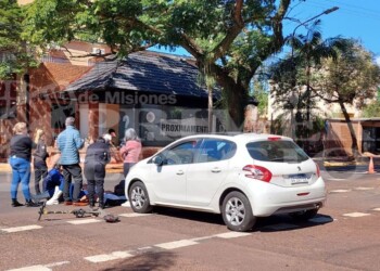 Conductora de monopatín tuvo que ser hospitalizada tras chocar con un auto