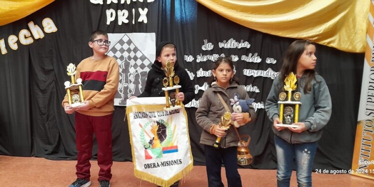 LA SUB 10. Los ganadores de la categoría más peque, en el podio.