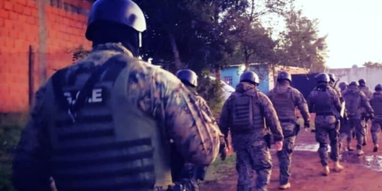 CONTRA El PROTOCOLO. Con las casas rodeadas y sin resistencia de mujeres y niños, el despliegue policial violento fue innecesario.