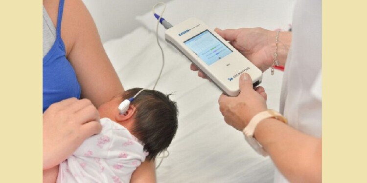 ESTUDIOS. El otoemisor acústico permite constatar el estado del oído.