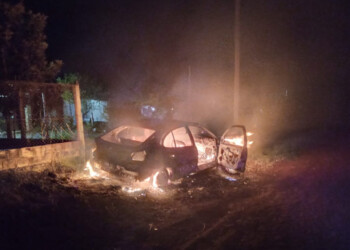 Garupá: salió a la vereda de su casa y halló su auto en llamas