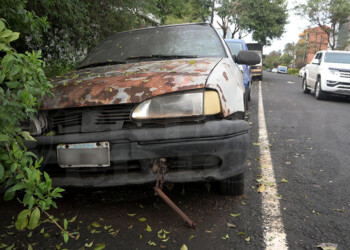 Más de 200 vehículos abandonados en la vía pública deberán sí o sí ser retirados