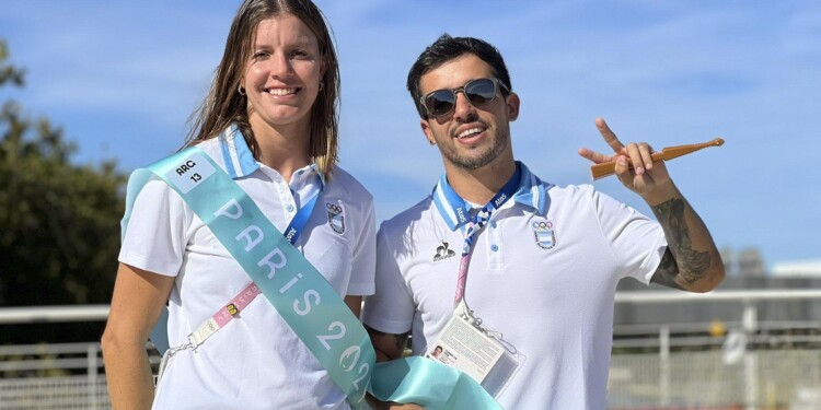 ABANDERADOS ARGENTINOS EN LA CLAUSURA. La regatista Eugenia Bosco (plata en Nacra 17) y el biker José "Maligno" Torres (oro en BMX freestyle)