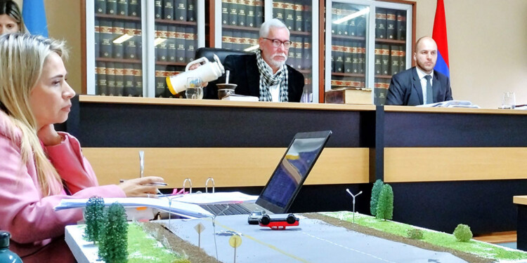 PROTAGONISTAS. El juez Correccional y de Menores 2, César Raúl Jiménez (centro de la imagen) y la fiscal María Laura Álvarez.