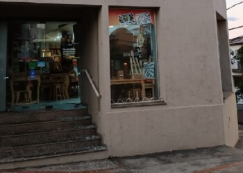 Violentaron el blíndex de un negocio y se llevaron varios elementos de valor