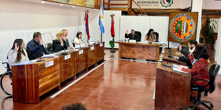 APROBACIÓN. Momento en que los ediles obereños aprobaron la audiencia para tratar el aumento del boleto. Foto: Gentileza Cristian Olivera Schuster
