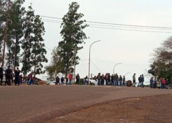 Continúa el corte de ruta en Pozo Azul por reclamo de colonos tabacaleros
