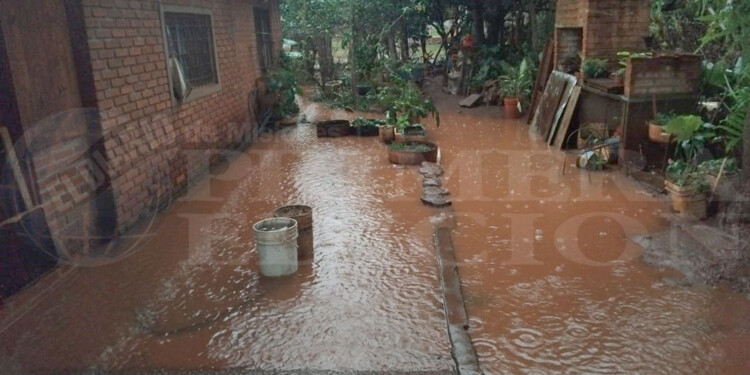 COMPLEJO. Los vecinos del barrio Avanti quieren una solución de fondo. Se fueron agregando casas donde construyeron muros que terminaron desviando el agua y barro hacia otras viviendas. (Foto: Gentileza K. Welter)