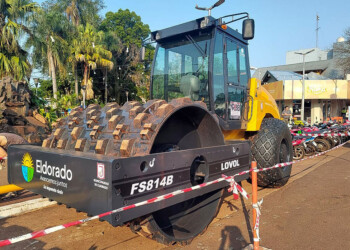 Nuevo rodillo vibrocompactador, inversión que fortalece la obra pública en Eldorado