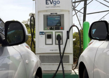 Según un informe, para el 2035 las estaciones de servicio en el mundo deberán adaptarse o cerrar