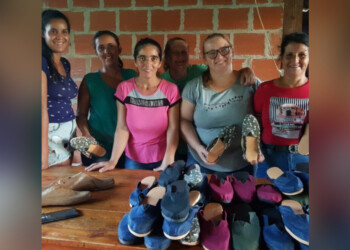 Fabrican cien pares de alpargatas por día con una sola máquina de coser y necesitan ayuda