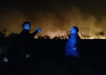 Posadas: el viento reavivó las llamas, se acerca a las viviendas y hay preocupación en vecinos de Itaembé Guazú