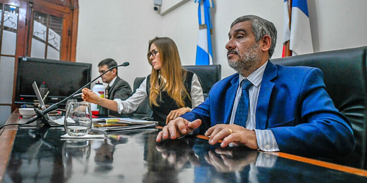 INTEGRANTES. Gustavo Arnaldo Bernie (fondo de la imagen) Viviana Gladis Cukla y Fernando Luis Verón, los jueces para las seis audiencias pautadas.