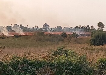 El fuego amenaza ahora a un barrio de Candelaria