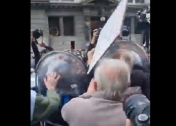 Reprimieron a jubilados frente al Congreso nacional