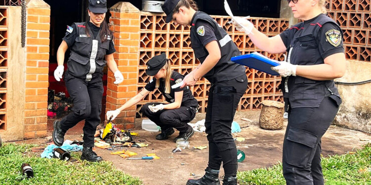 OBJETOS QUEMADOS. El hombre quemó documentaciones y prendas de vestir de su hijo y de su exposa.