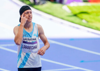 Elián Larregina ganó el repechaje y clasificó a las semifinales en los 400 metros