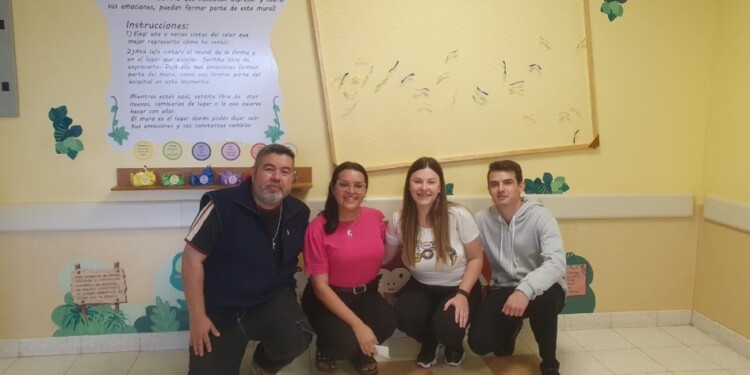 EQUIPO. El docente junto a los estudiantes de la Escuela de Enfermería de la UNaM en la presentación del mural.