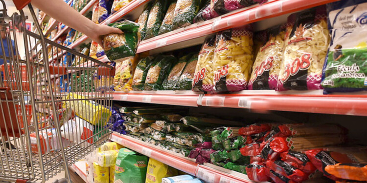 LA GENTE COMPRA MENOS. “En el último mes experimentamos una caída de 20% en bultos”, dijo un empresario.