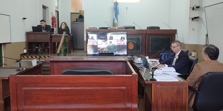 MODALIDAD MIXTA. Los únicos presentes en la sala de debate del TOF Posadas ayer fueron secretarios y abogados defensores, el resto de los protagonistas participaron vía zoom.