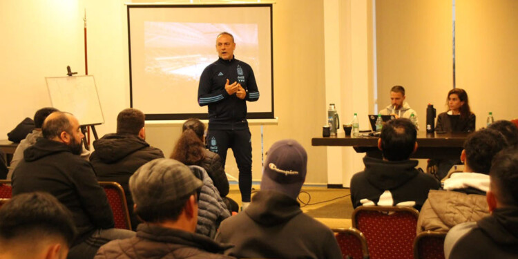INTERCAMBIO. El DT compartió experiencias con los entrenadores locales. (Foto: Gentileza Sólo Futsal)