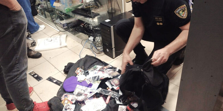 DE TODO. Discos portables, pendrives, cds y dvds, fueron secuestrados en un comercio del sospechoso.