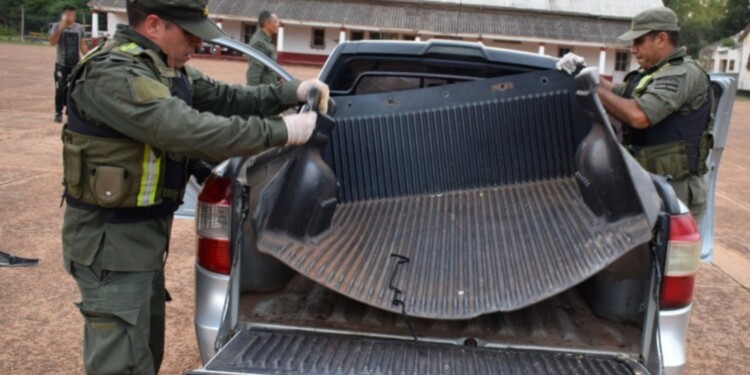 ACONDICIONADA PARA OCULTAR DROGA. El vehículo en el que se movilizaban los imputados. Iban a Buenos Aires.