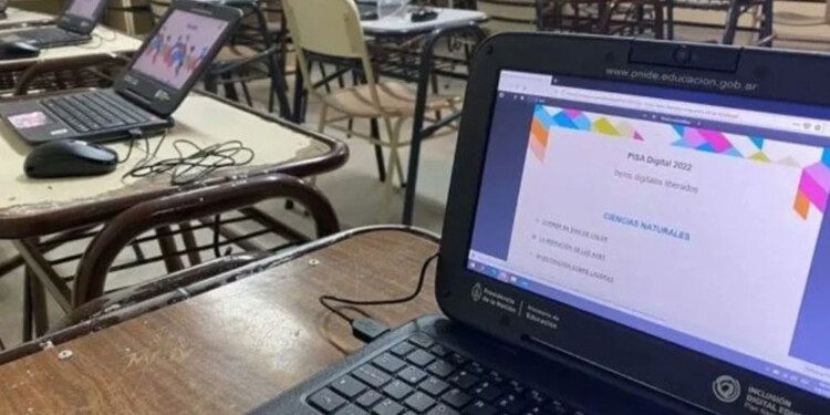 EVALUADOS. La muestra se tomó en algunos colegios del país en 2022, con la novedad de ser en formato digital.