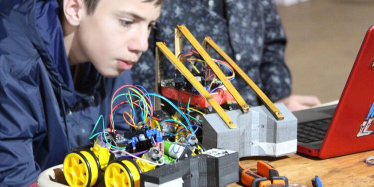 ROBÓTICA. Jóvenes innovadores de diferentes edades esperan con ansias la competencia para poner a prueba sus habilidades y conocimientos.