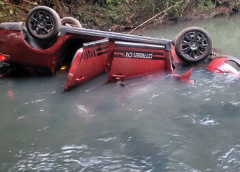 Un hombre falleció al despistar su vehículo y caer de un puente