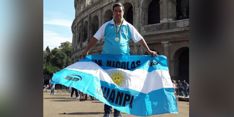 EXPONENTE. Castet Lamelas recorrió el mundo junto al tenis de mesa.