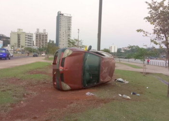 Pudo ser peor: despiste y vuelco en la costanera frente a la ex usina