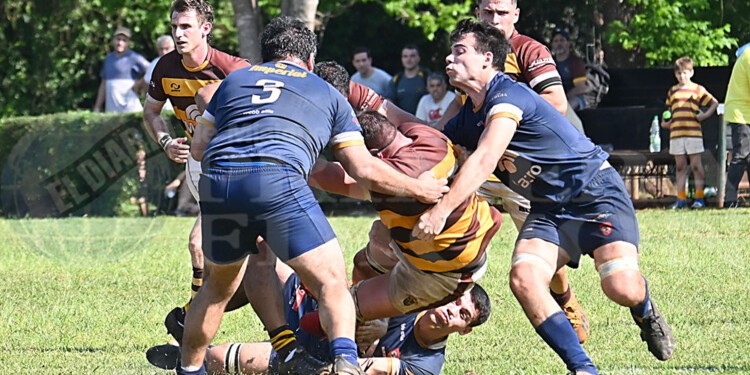 NO PASARÁ. Luca Quiñones y Santiago Horrisberger van al doble tackle y desbaratan un intento de ataque rival.